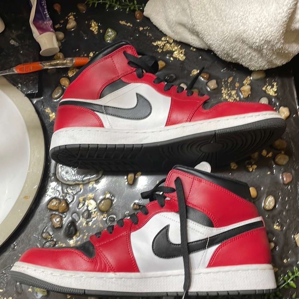 Air Jordan 1 mid Chicago black toe comes with original  box make an offer